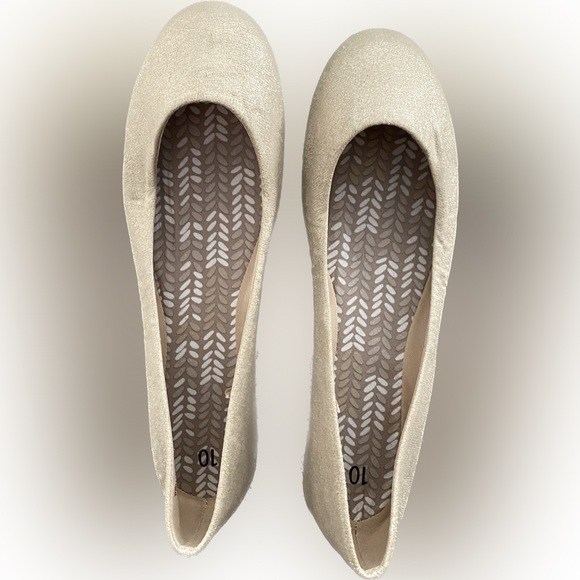 Time and Tru Gold/Tan Metallic Fabric Flat - Size 10 - Never Worn!! - Picture 5 of 7